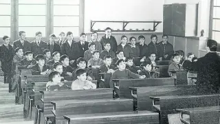 Profesor y alumnos, en el aula de exámenes en marzo de 1968.