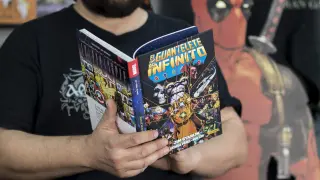 Gonzalo González, de Mil Cómics, lee las aventuras de Marvel.