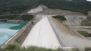 El cuerpo de la nueva presa de Yesa, ya completado, ha alcanzado los 104 metros de altura sobre los cimientos
