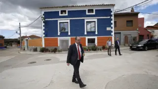 El presidente del Gobierno de Aragón, Javier Lambán, en su visita a la localidad zaragozana de Azuara este lunes.