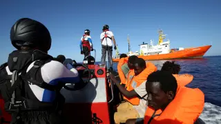 Imagen de archivo de un rescate de inmigrantes en altamar con el barco Aquarius al fondo