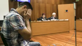 El acusado se tapa la cara durante la celebración de la vista oral en la Audiencia Provincial de Zaragoza.
