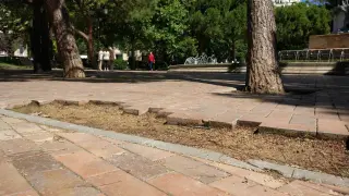Las baldosas sueltas de la plaza de Los Sitios, "un auténtico peligro para niños y mayores"