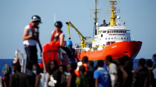 El barco Aquarius, 629 migrantes a bordo y sin un destino fijp