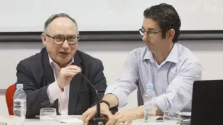 Carlos Sauras, a la izquieda, y Jesús Luesma, durante la presentación este martes de la memoria de empleo de Cáritas de 2017.