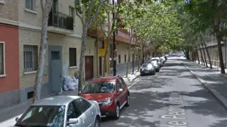 El accidente se produjo en la calle de Pedro Cerbuna de Zaragoza al abrir un vehículo la puerta de forma inesperada.