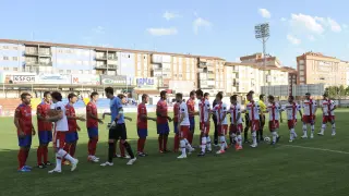 Saludo de los jugadores del Huesca y el Teruel en un partido de pretemporada, años atrás.