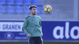 Moi Gómez en un entrenamiento con el Huesca.