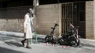 Los vándalos prendieron fueron hace poco a esta moto aparcada en una calle de Zaragoza.