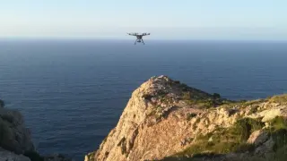 En las labores de búsqueda de la avioneta también participaron drones.
