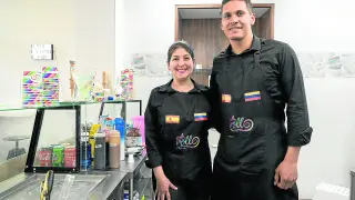 Sofía Zambrano y Amin Rivas, en la heladería que abrieron hace una semana en Zaragoza.