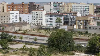 Parcela en la que se levantarán las viviendas, junto a la calle de Escrivá de Balaguer (en la imagen).