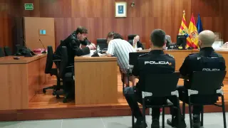 El acusado, Cecilio Giménez, conversa con su abogado, Javier Elía, durante la segunda sesión del juicio por el crimen de Ricla.