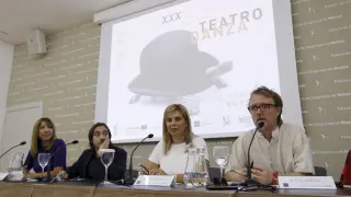 Jesús Arbués, primero por la derecha, en la presentación de la XXX Feria de Teatro y Danza con representantes institucionales.