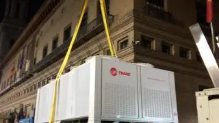 La máquina de climatización se descargó ayer en la plaza del Pilar.