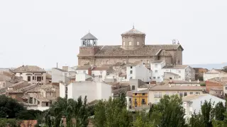 Imagen del caserío de La Puebla de Híjar, presidido por la iglesia parroquial.