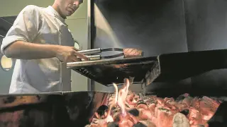 La parrilla del restaurante Bámbola, de carbón vegetal y potenciada con haya y encina.