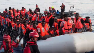 Fotografía cedida por la ONG alemana Mission Lifeline que muestra a varios inmigrantes rescatados en aguas internacionales del Mediterráneo a bordo del barco holandés Lifeline, el 21 de junio del 2018