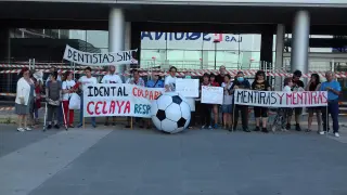 Concentración de protesta de afectados de iDental, este viernes en Zaragoza.