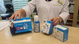 La farmacéutica Pilar Labat muestra algunos productos que hay disponibles en la farmacia para ayudar a perder peso e insiste en el asesoramiento de un profesional.