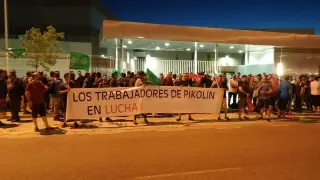 Protesta delante de la puerta de entrada de la factoría en Plaza.
