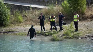 Los buzos están rastreando el río con ayuda de los bomberos