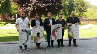 Los alcaldes y concejales de los pueblos participantes posan junto al director general de Cultura del Gobierno de Aragón