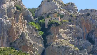 La ermita de la Virgen de la Peña se encuentra en una espectacular ubicación, en medio de la montaña.
