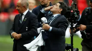 Maradona saluda al público antes de un encuentro.