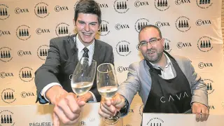 El ganador, Eduardo_Camiña izquierda, brinda con Diego Muñoz, segundo clasificado.