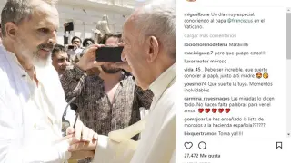 El papa Francisco saluda a Miguel Bosé.