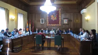 Pleno del Ayuntamiento de Teruel presidido por la popular Emma Buj.