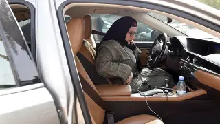 El país ha iniciado una investigación contra una periodista que realizó un reportaje sobre mujeres al volante por vestir "indecente".