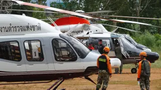Operativo de rescate para rescatar a los 12 niños que permanecen atrapados en una cueva de Tailandia desde hace una semana