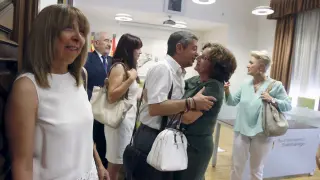 Berta Fernández, en primer plano, y el ya exalcalde de Sabiñánigo saludando a la consejera María Victoria Broto