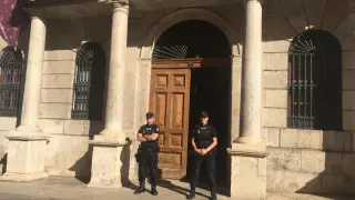 La Policía Nacional inspecciona el Ayuntamiento de Teruel por la contratación de aplicaciones de tráfico.
