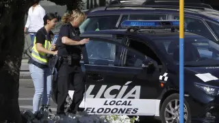Agentes de la Policía Nacional a su llegada al Ayuntamiento de Torredolones, uno de los implicados