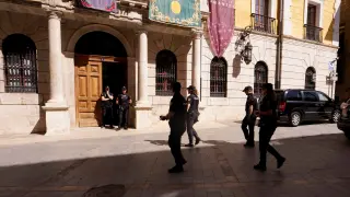 Agentes de la Policía Nacional en la entrada del Ayuntamiento de Teruel el martes por la mañana.