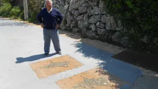 José Antonio Gil, junto al dibujo de piedra que recuerda el lugar del accidente de aviación.
