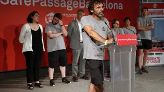 El fundador de Proactiva Open Arms, Òscar Camps, junto a Ada Colau y otros miembros del Ayuntamiento de Barcelona.