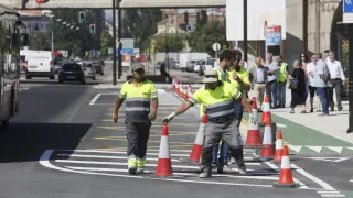 Los operarios han retirado este jueves los conos para que poner en servicio las dos paradas del tramo de la avenida de Cataluña que se acaba de reformar.