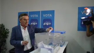 Luis María Beamonte depositando su voto para elegir al líder del partido en la sede del PP de Tarazona