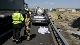Fallece el conductor de un turismo tras chocar con la parte trasera de un camión en la AP-2
