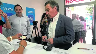 El presidente del PP-Aragón, Luis María Beamonte, acudió a votar ayer por la mañana a Tarazona.