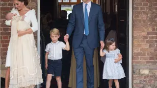 Los duques de Cambridge y sus tres hijos, en el bautizo del príncipe Luis.