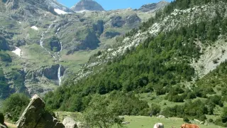 Cascada del Cinca o de Marboré, vista desde los llanos de La Larri. Asoma el Cilindro