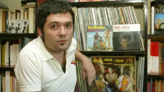 Sergio Algora, junto a su querida colección de discos.