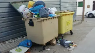 Fotografía tomada esta semana del contenedor, con la basura rebosando