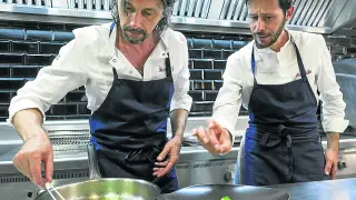 Berna, junto al chef Manolito, del restaurante Quema, en Zaragoza. El bailarín recuerda de su niñez en el barrio de Santa Isabel los ingredientes de la huerta zaragozana, que eran de cercanía.
