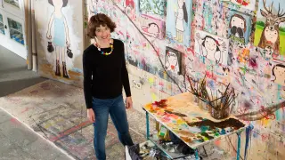 Eva Armisén, en su estudio, con sus lienzos y sus sueños gráficos.